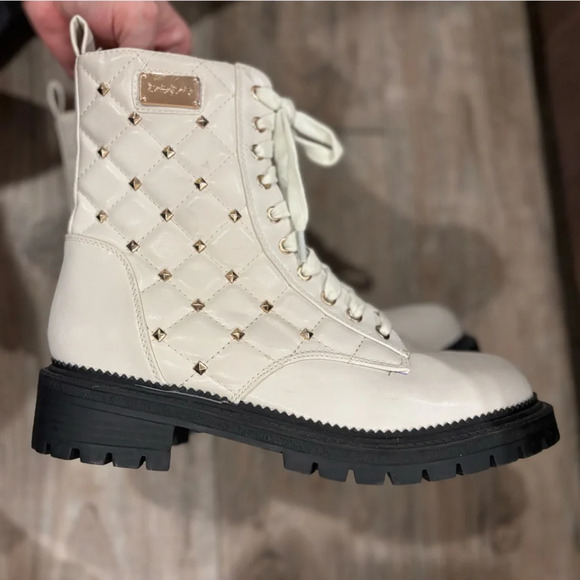 Bebe Women's White Dorienne B Studded Quilted Lace Up Combat Boots Size US 7.5 - Picture 1 of 10